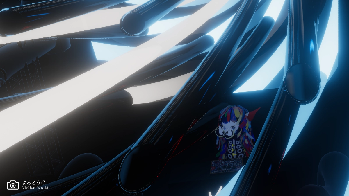 「よるとうげ」突如背後のディスプレイから飛び出す演出に、VR機器装着ユーザーは感嘆の声が漏れることでしょう。